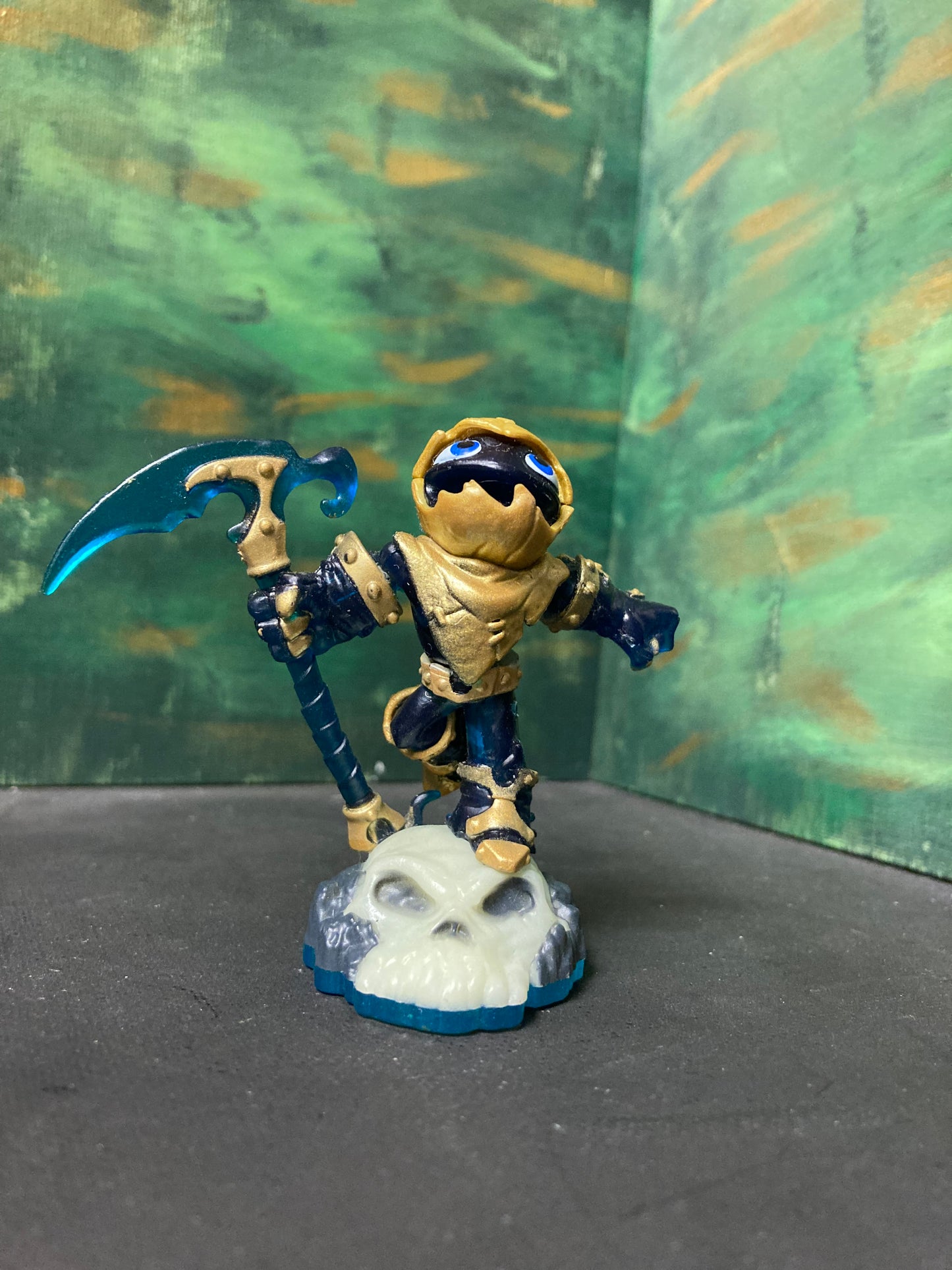 Grim Creeper (Legendary LightCore) Skylander